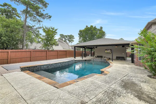 a view of a house with backyard and sitting area