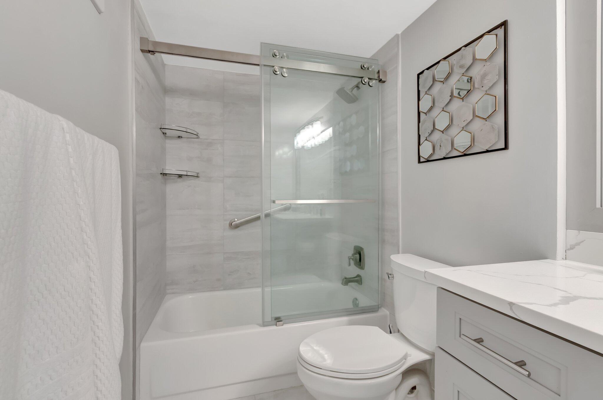 6149 Pointe Regal Circle, Unit 309 Delray Beach, FL 33484 - Photo 43 of 106 Second Bathroom