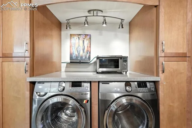 a view of kitchen with washer and dryer