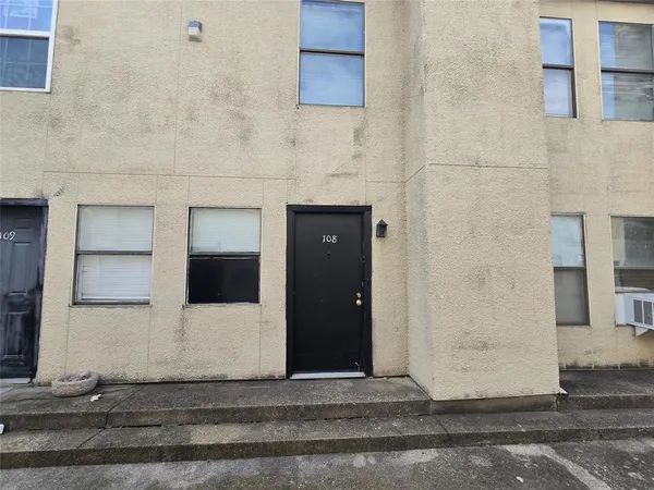 $1,290 | 7030 Fair Oaks Avenue, Unit 108, Dallas, TX 75231