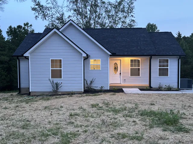 a view of front of a house with a yard