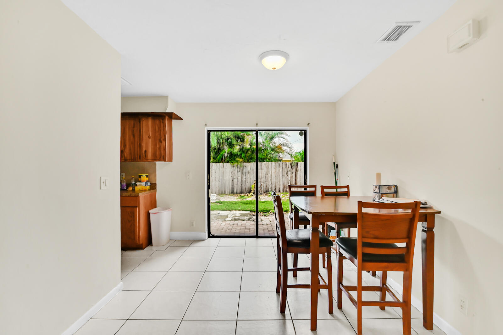 06 Dining room 01