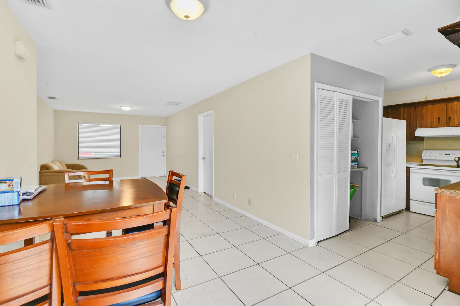 07 Dining room 01
