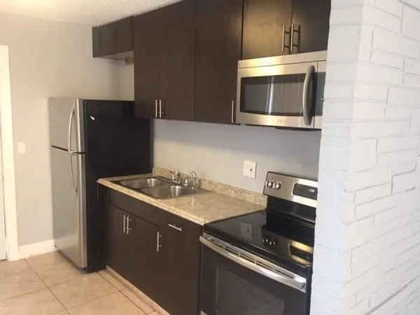 $2,000 | 704 Northwest 4th Street, Unit 2, Hallandale Beach, FL 33009