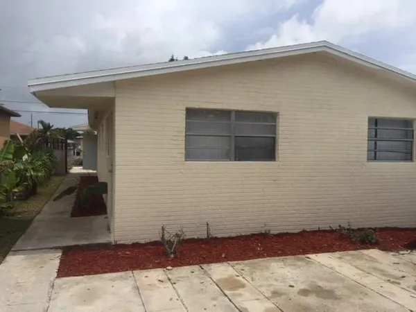 $2,000 | 704 Northwest 4th Street, Unit 2, Hallandale Beach, FL 33009