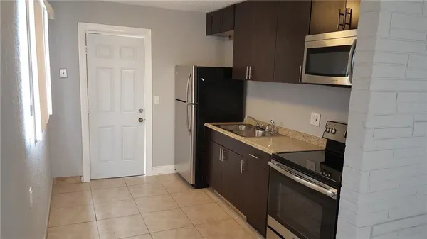 $2,000 | 704 Northwest 4th Street, Unit 2, Hallandale Beach, FL 33009