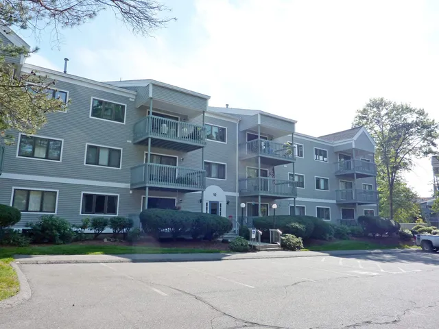 $399,000 | 12 Ledgewood Hills Drive, Unit 302, Nashua, NH 03062