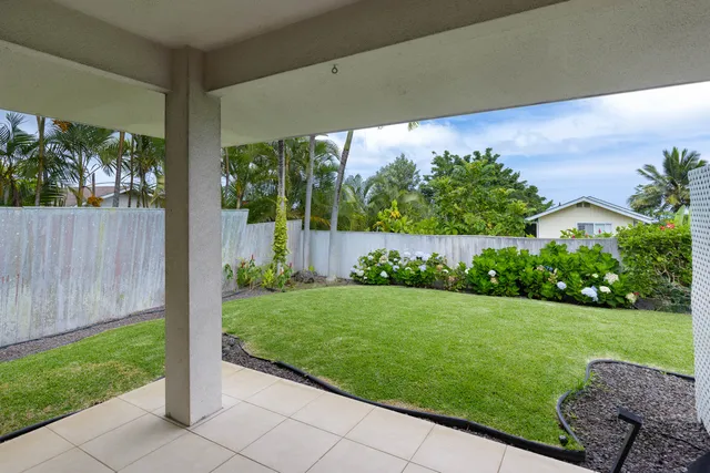 a view of a back yard