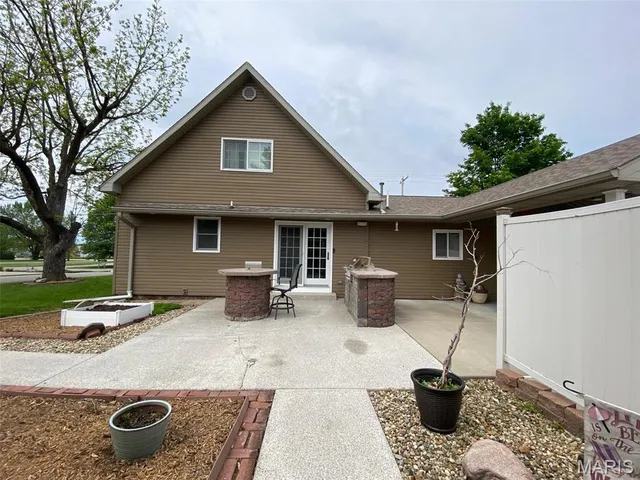 $237,500 | 506 East Bertolino Avenue, Nokomis, IL 62075