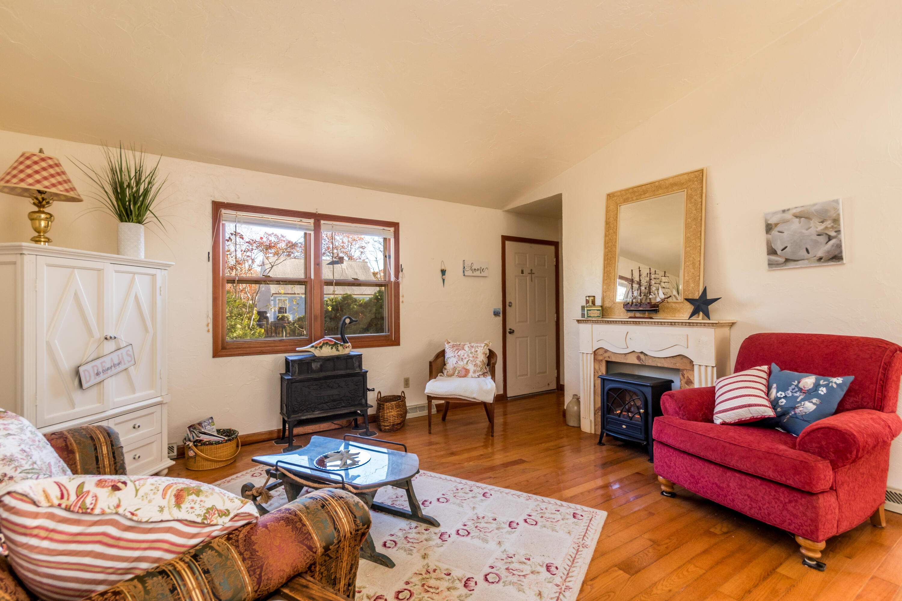 487 Lincoln Rd Extension Hyannis, MA 02601 - Photo 1 of 18 Living rm