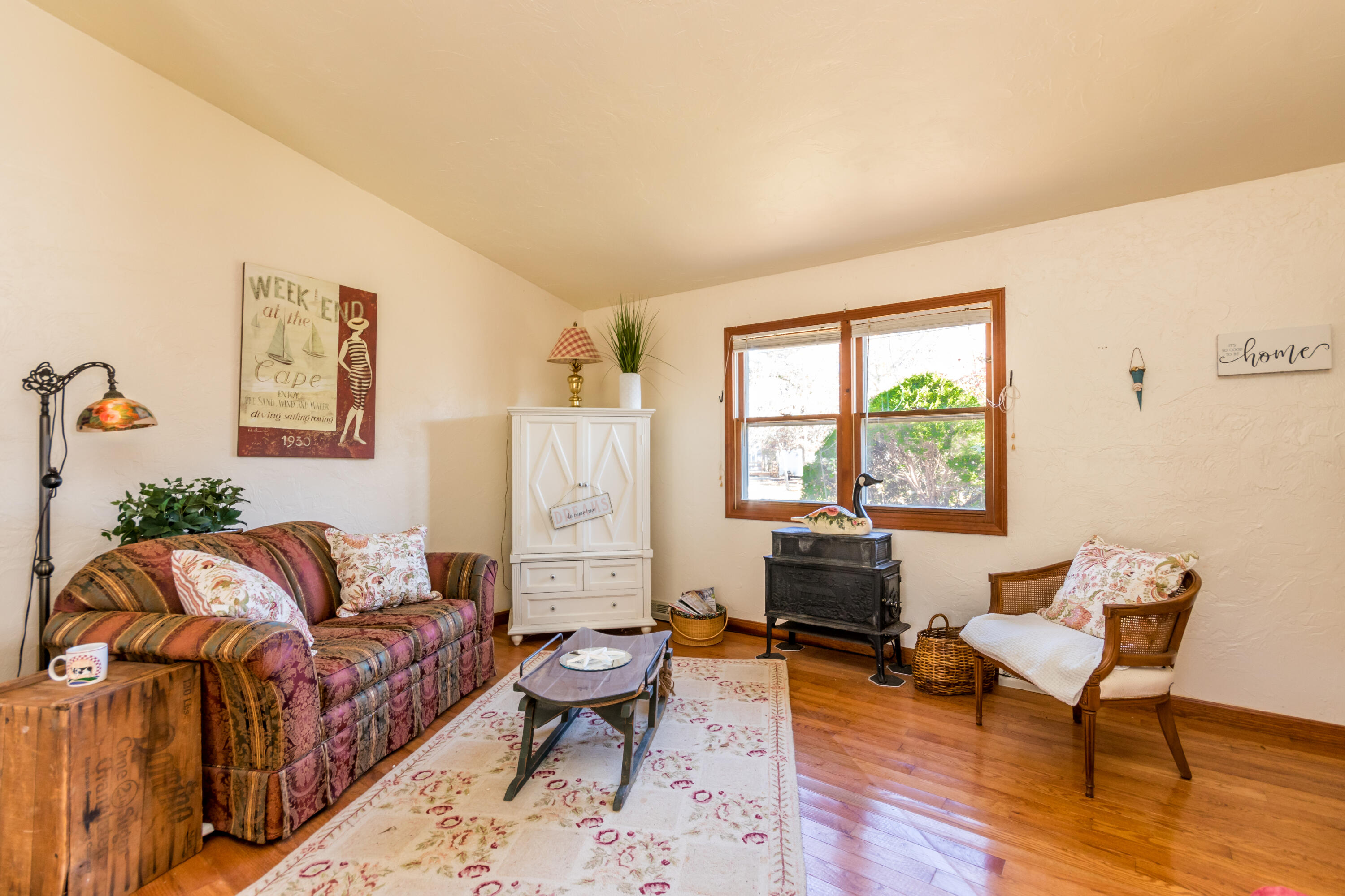 487 Lincoln Rd Extension Hyannis, MA 02601 - Photo 3 of 18 Living room