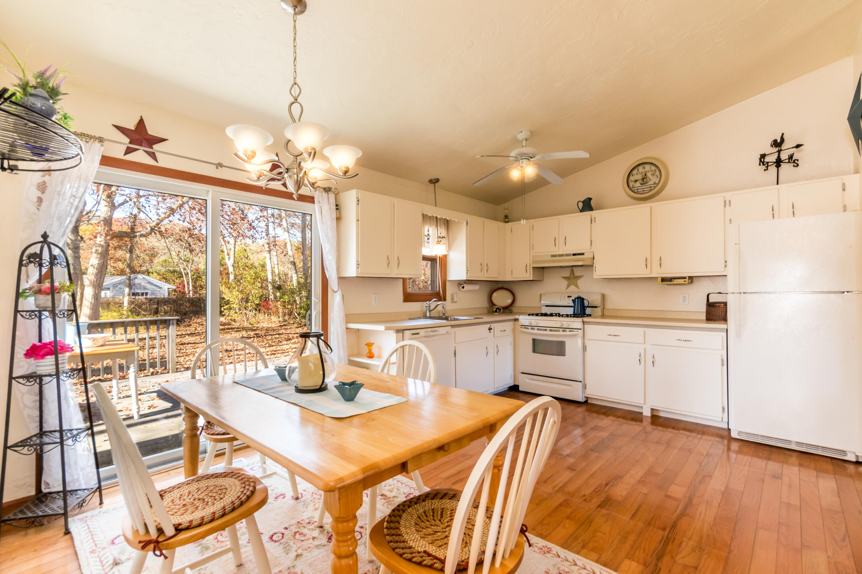 487 Lincoln Rd Extension Hyannis, MA 02601 - Photo 6 of 18 Kitchen/dining