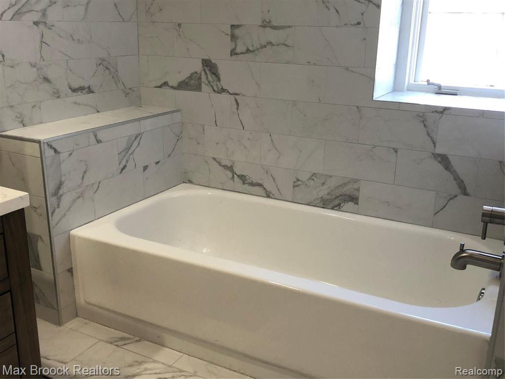 6455 Noble Road West Bloomfield, MI 48322 - Photo 25 of 44