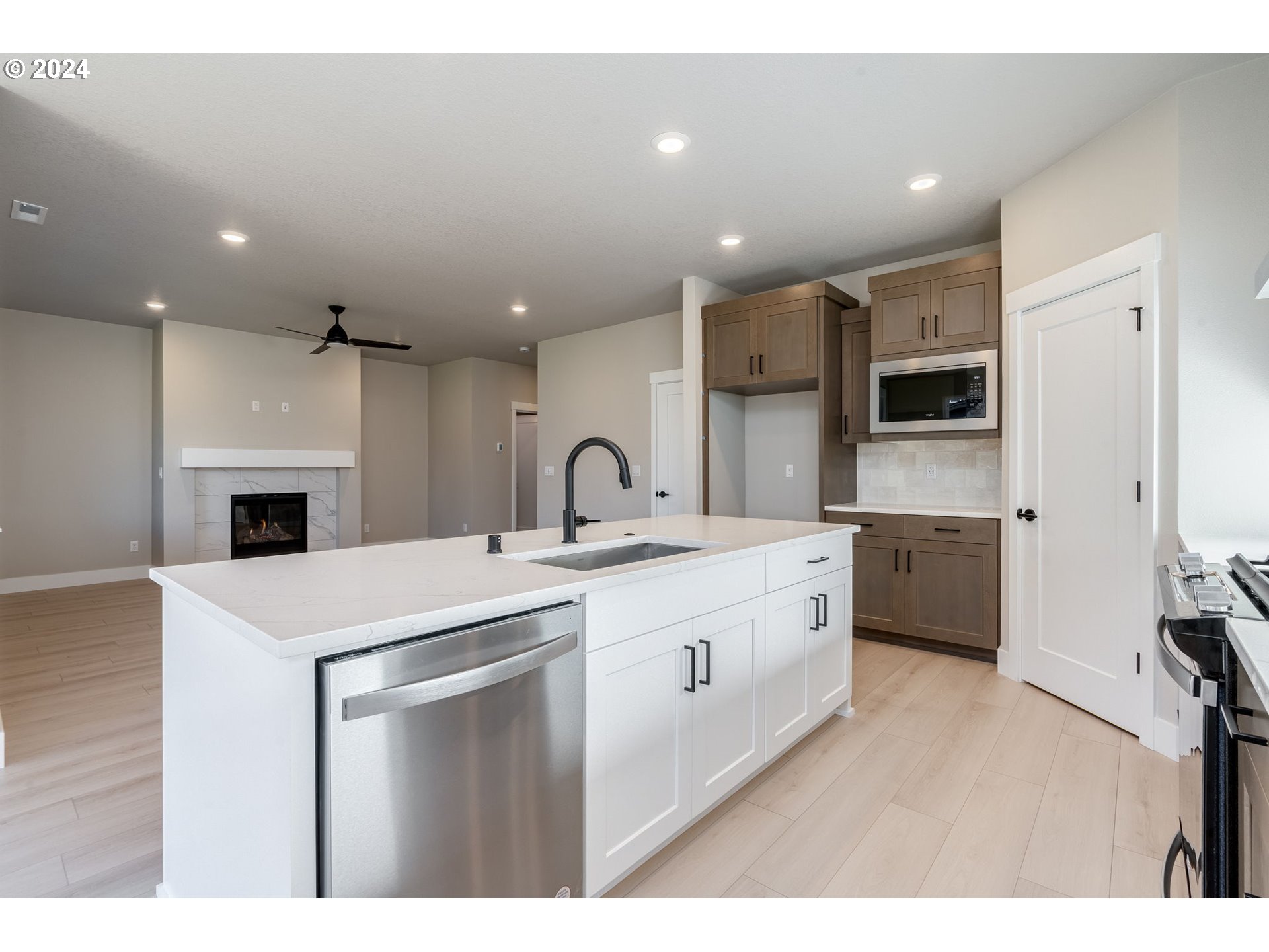 3703 South Arwana Lane Ridgefield, WA 98642 - Photo 21 of 35 a kitchen with sink a microwave and refrigerator