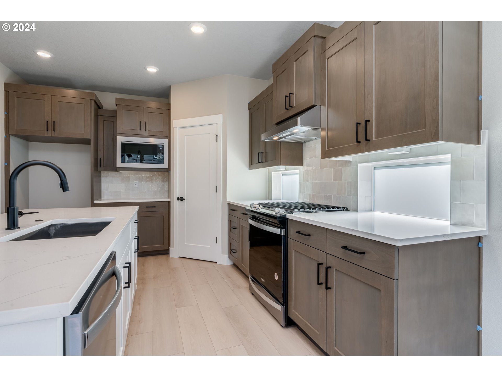 3703 South Arwana Lane Ridgefield, WA 98642 - Photo 25 of 35 a kitchen with stainless steel appliances granite countertop a sink a stove and a refrigerator