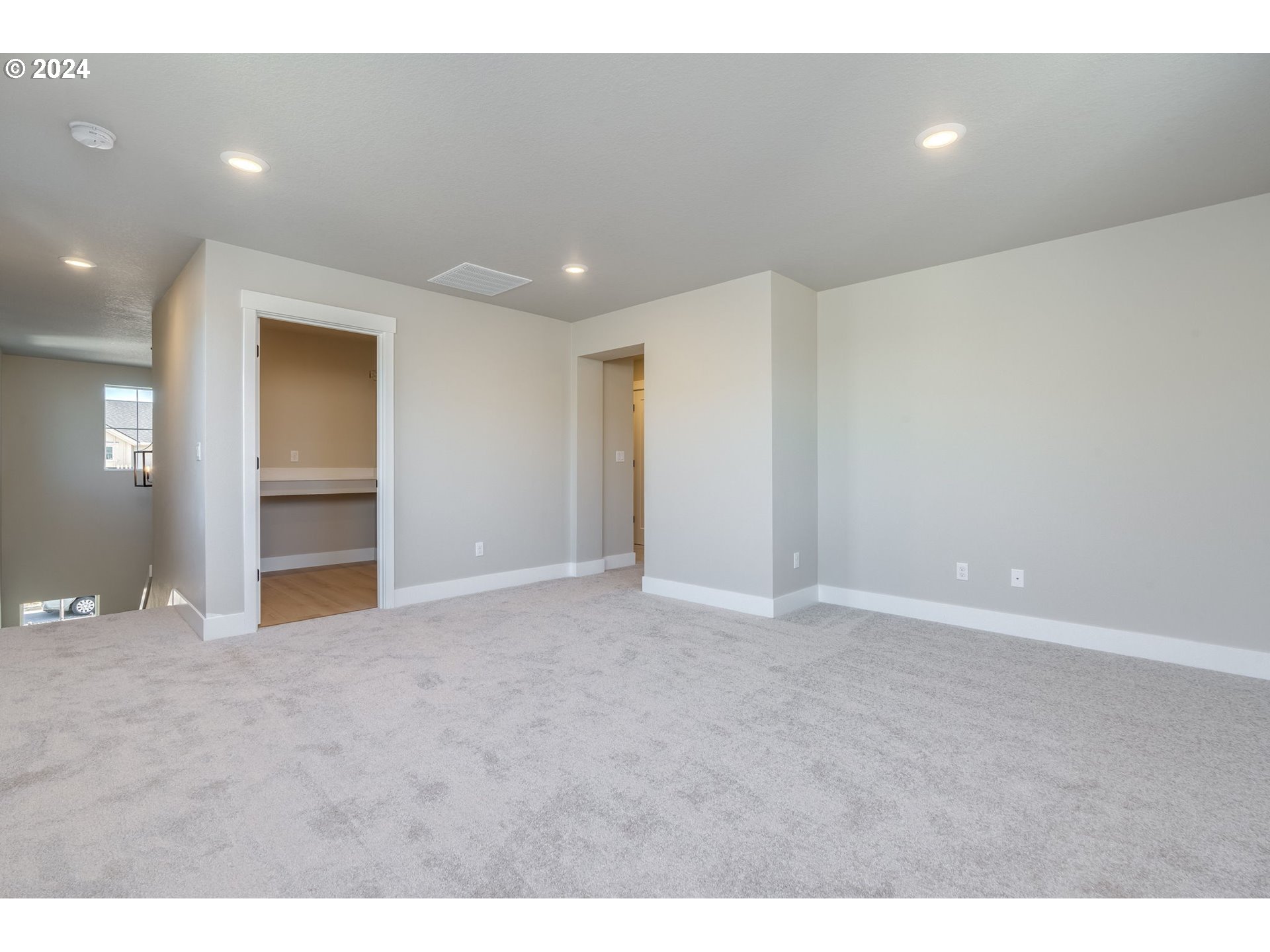 3703 South Arwana Lane Ridgefield, WA 98642 - Photo 31 of 35 a view of an empty room with closet and cabinet