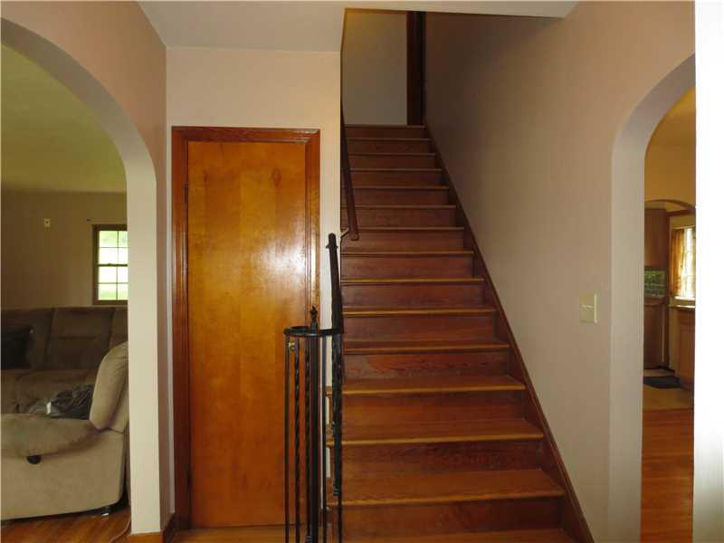 584 Freeport Road Freeport, PA 16229 - Photo 2 of 25 Entry/Foyer.