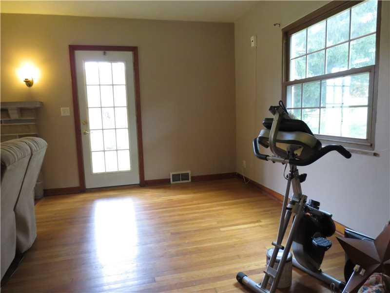 584 Freeport Road Freeport, PA 16229 - Photo 11 of 25 Living Room.