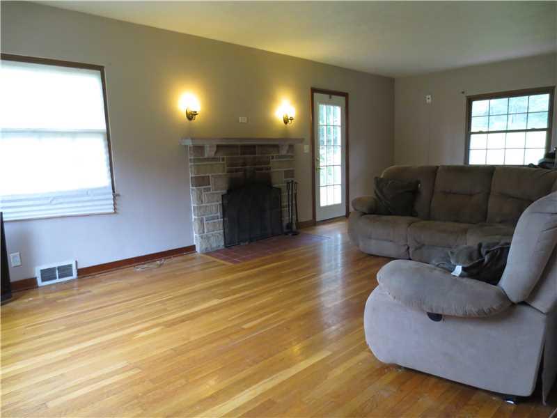 584 Freeport Road Freeport, PA 16229 - Photo 8 of 25 Living Room.