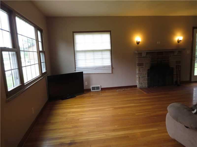 584 Freeport Road Freeport, PA 16229 - Photo 9 of 25 Living Room.