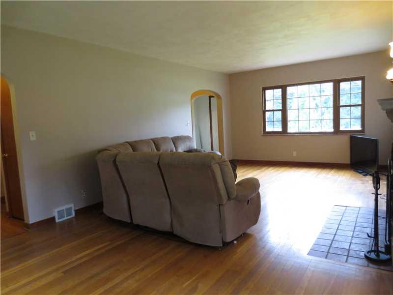 584 Freeport Road Freeport, PA 16229 - Photo 10 of 25 Living Room.