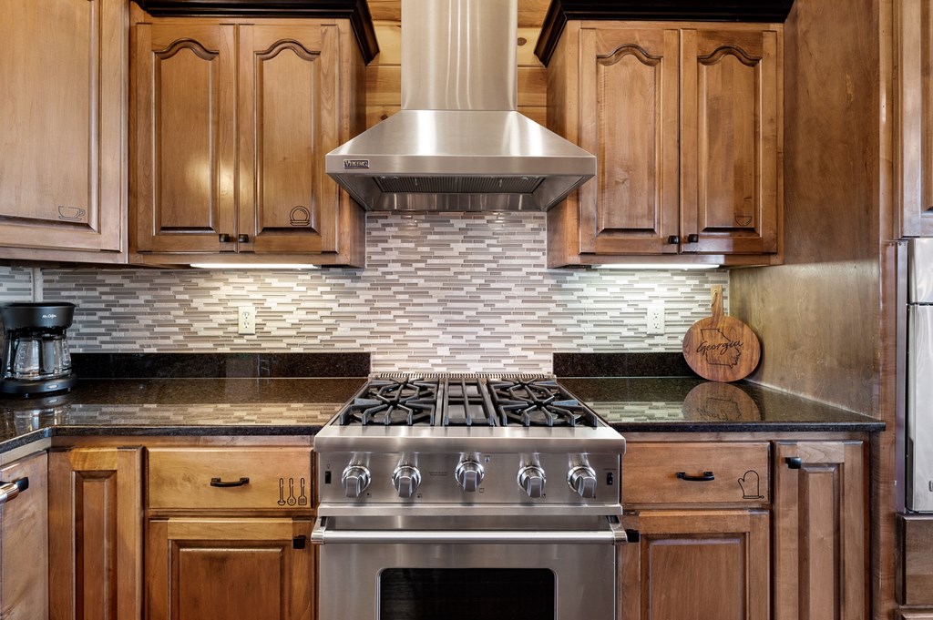 502 Overlook Drive Blue Ridge, GA 30513 - Photo 19 of 53 a stove top oven sitting inside of a kitchen
