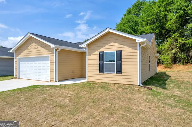 a view of a house with a yard