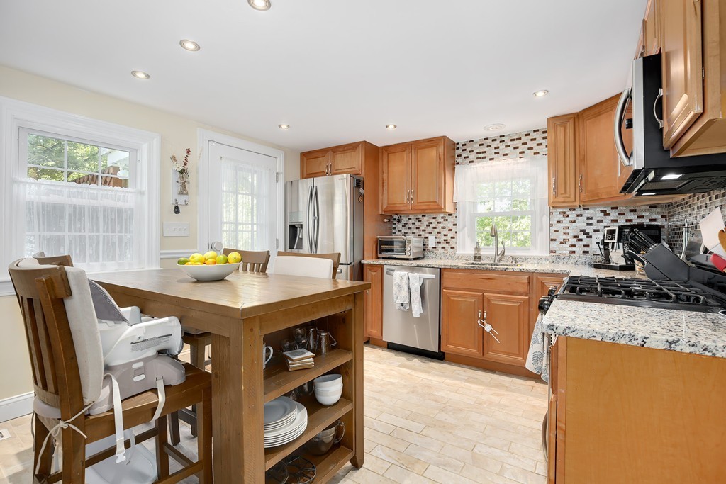 659 Waverly Road North Andover, MA 01845 - Photo 9 of 23 Gallery Image 9