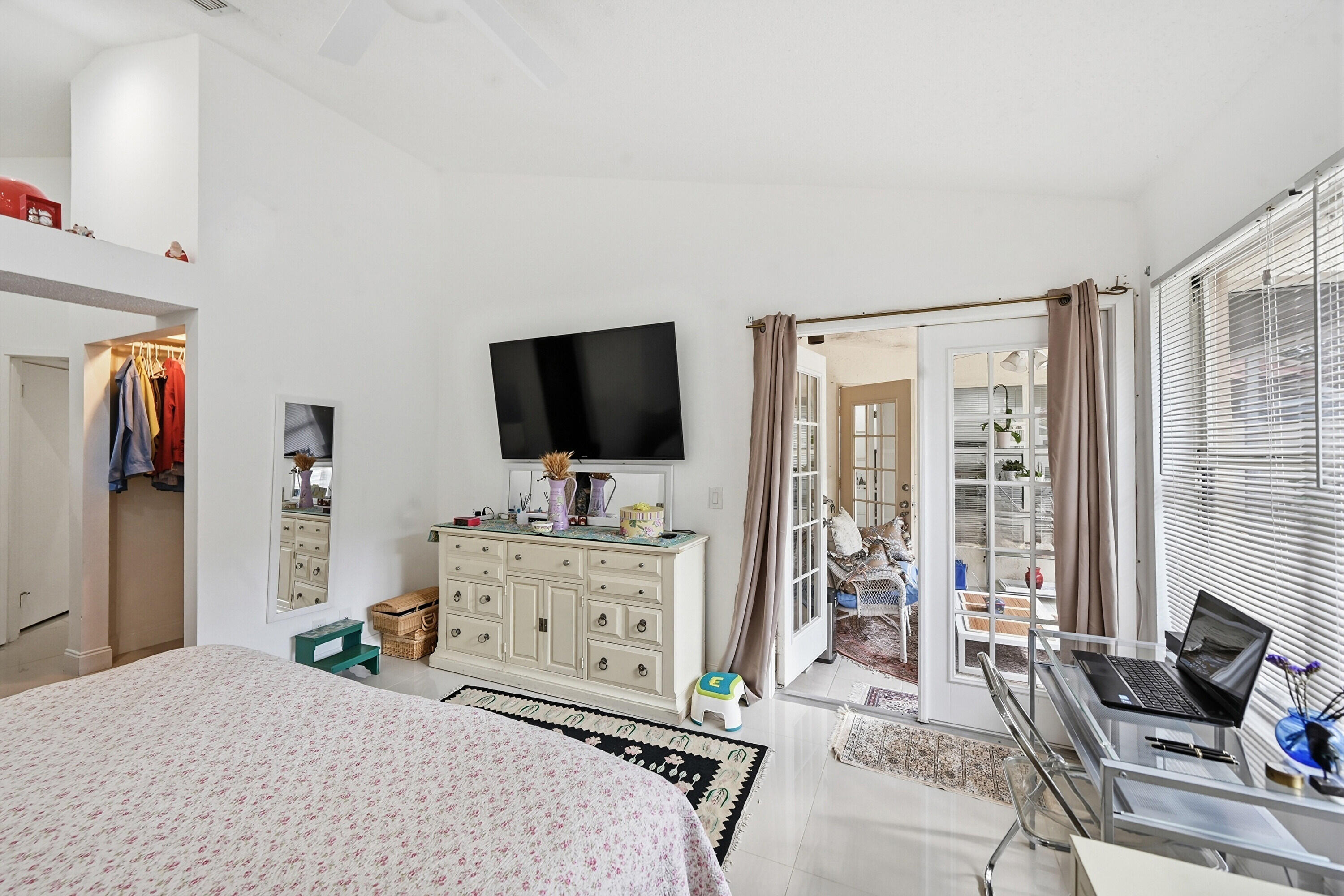 5236 Majorca Club Drive Boca Raton, FL 33486 - Photo 19 of 40 Primary to Covered Lanai