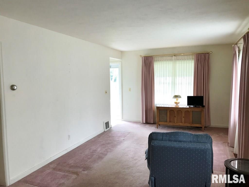 819 Morris Street Washington, IL 61571 - Photo 3 of 9 Gallery Image 3