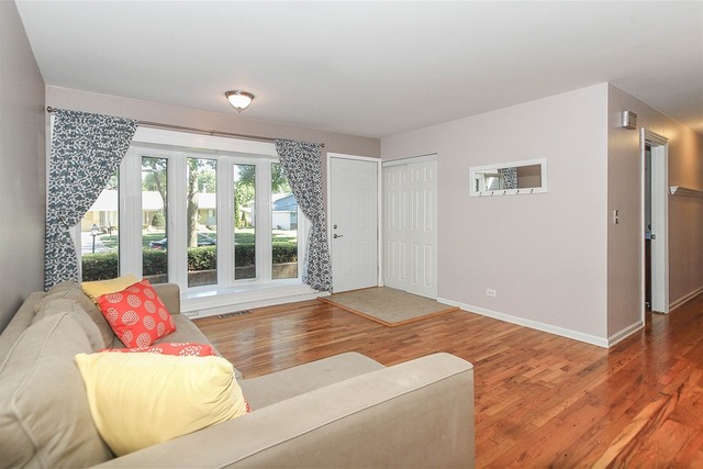 565 Morgan Lane Hoffman Estates, IL 60169 - Photo 3 of 25