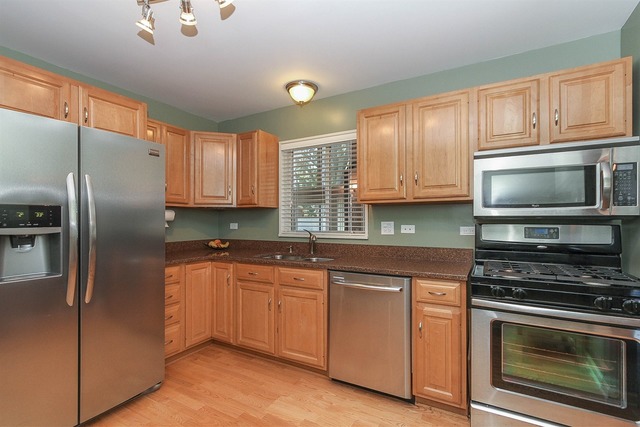 565 Morgan Lane Hoffman Estates, IL 60169 - Photo 7 of 25