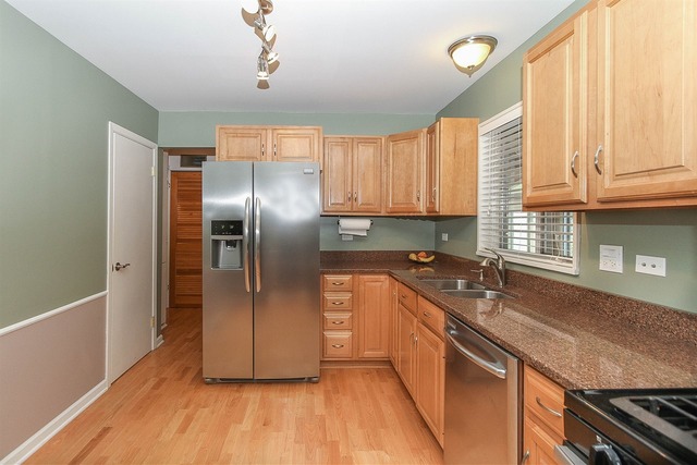 565 Morgan Lane Hoffman Estates, IL 60169 - Photo 9 of 25