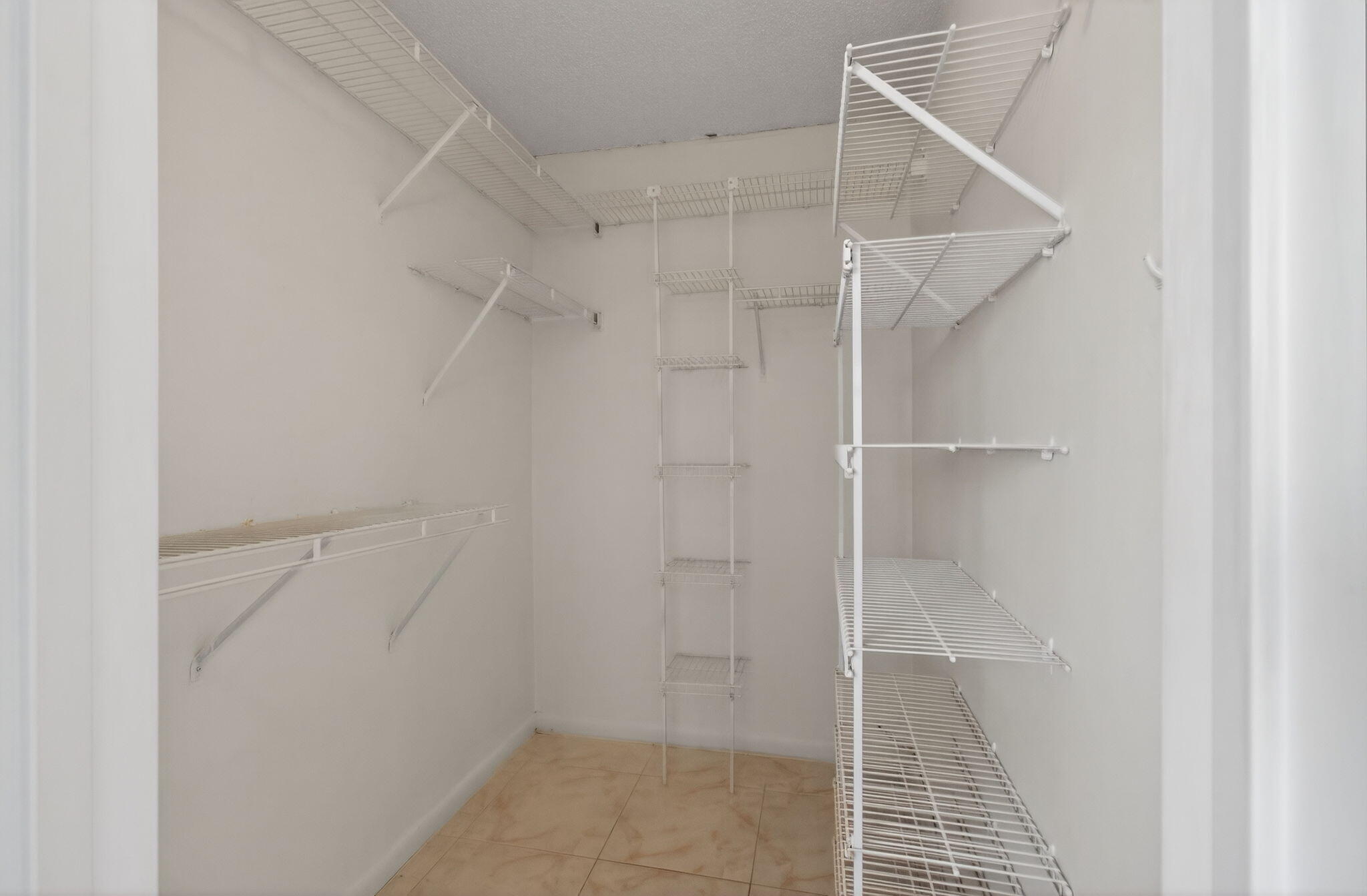 1036 Hythe B, Unit B Boca Raton, FL 33434 - Photo 16 of 53 46-web-or-mls-DSC_3287