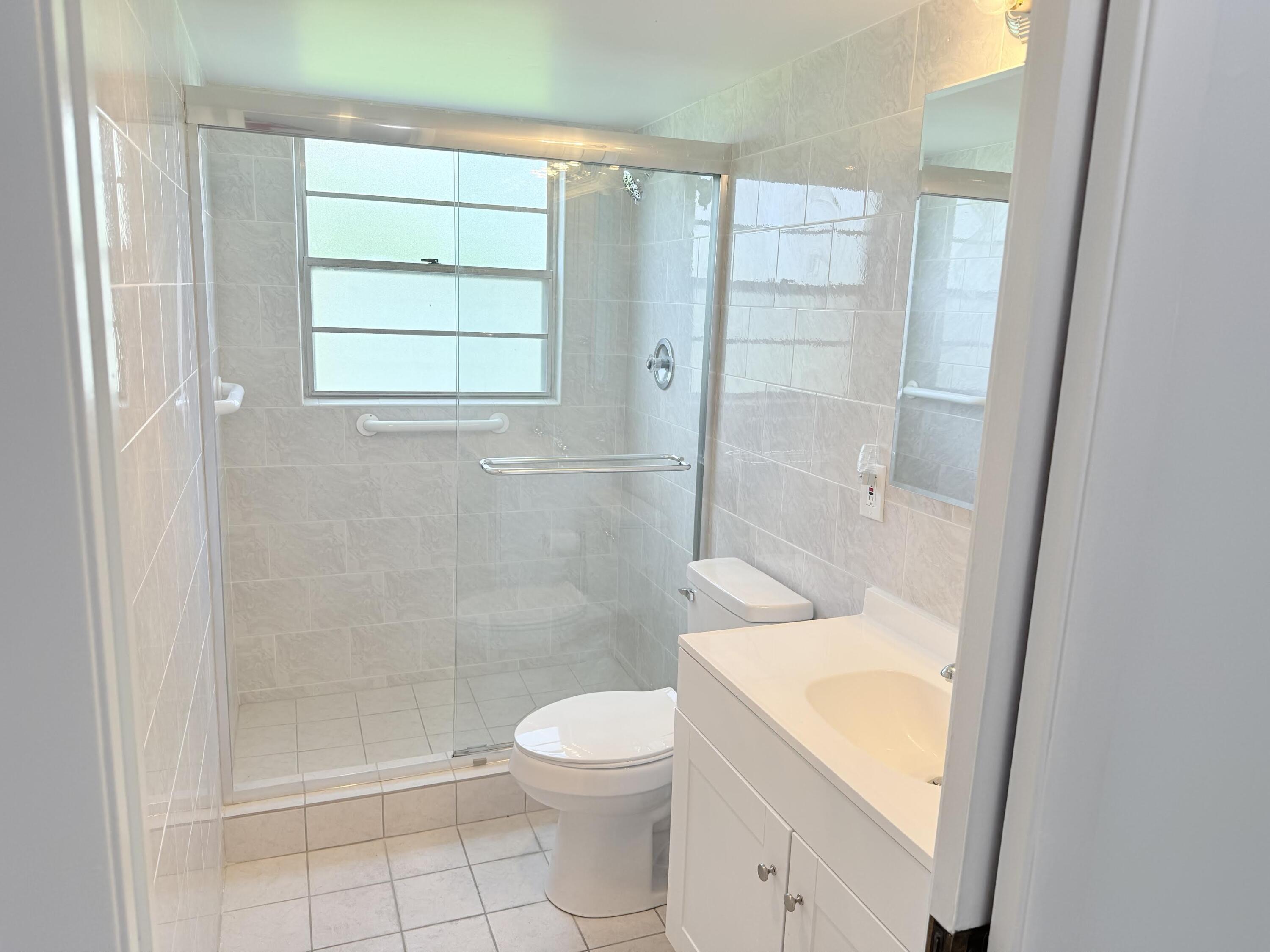 1036 Hythe B, Unit B Boca Raton, FL 33434 - Photo 21 of 53 0-6