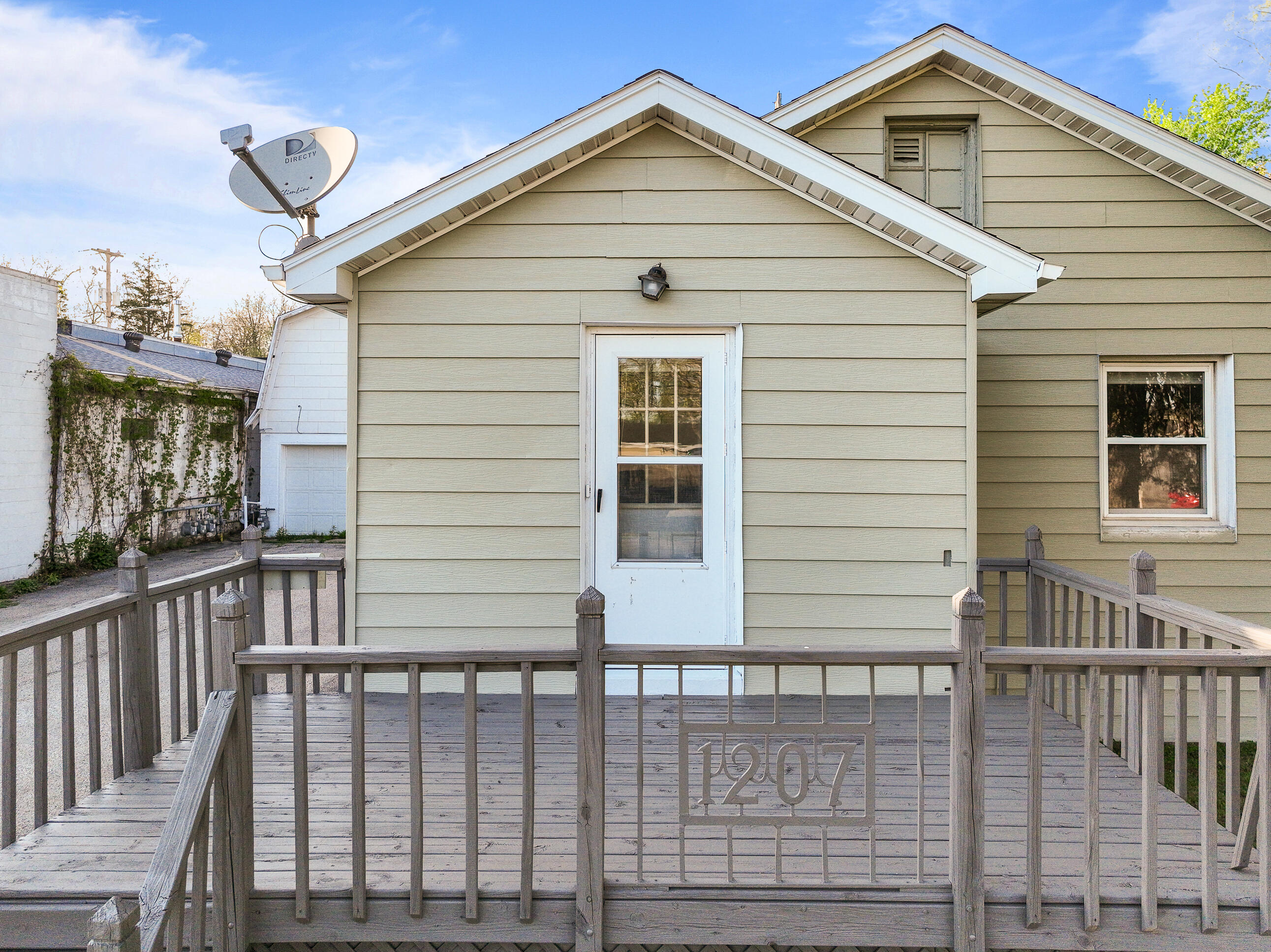 1207 Grant Street Lake Geneva, WI 53147 - Photo 2 of 40 Front of home