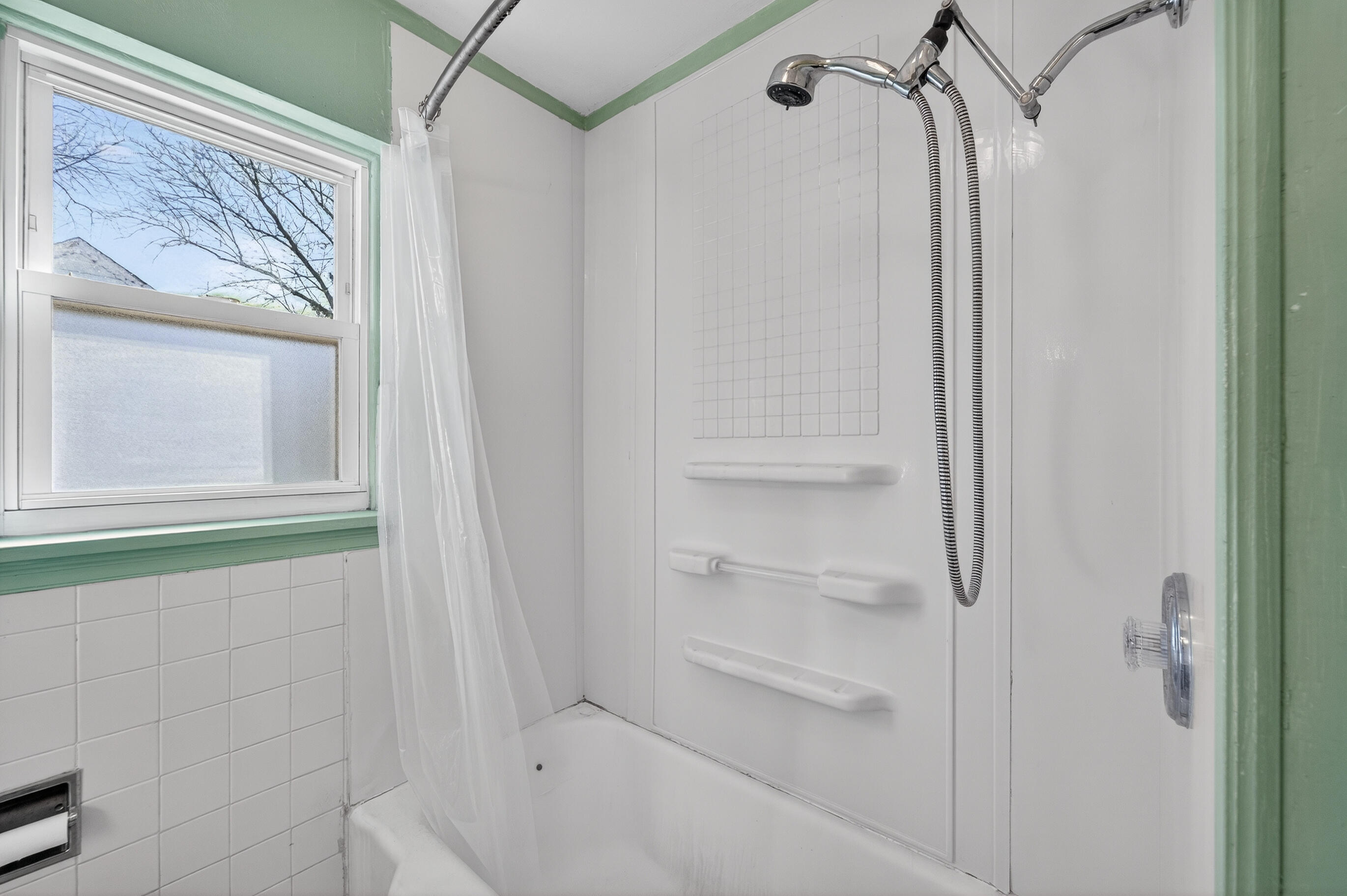 1207 Grant Street Lake Geneva, WI 53147 - Photo 26 of 40 Full Bathroom