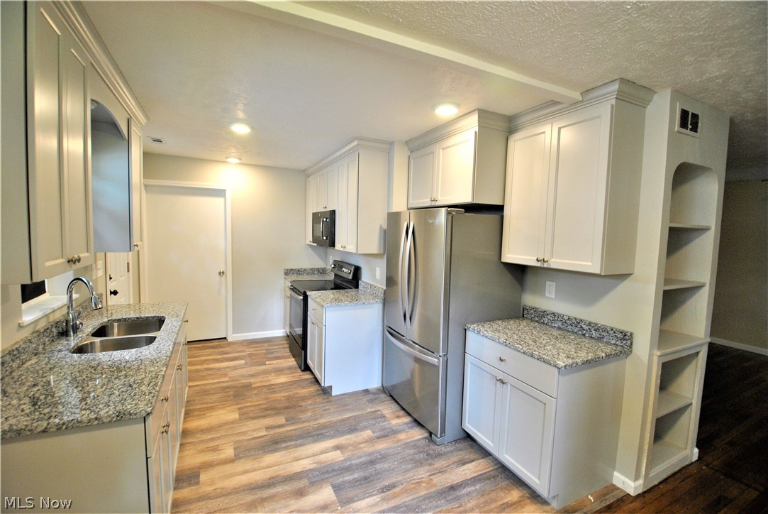 2549 Greenvale Road Cleveland, OH 44121 - Photo 4 of 15