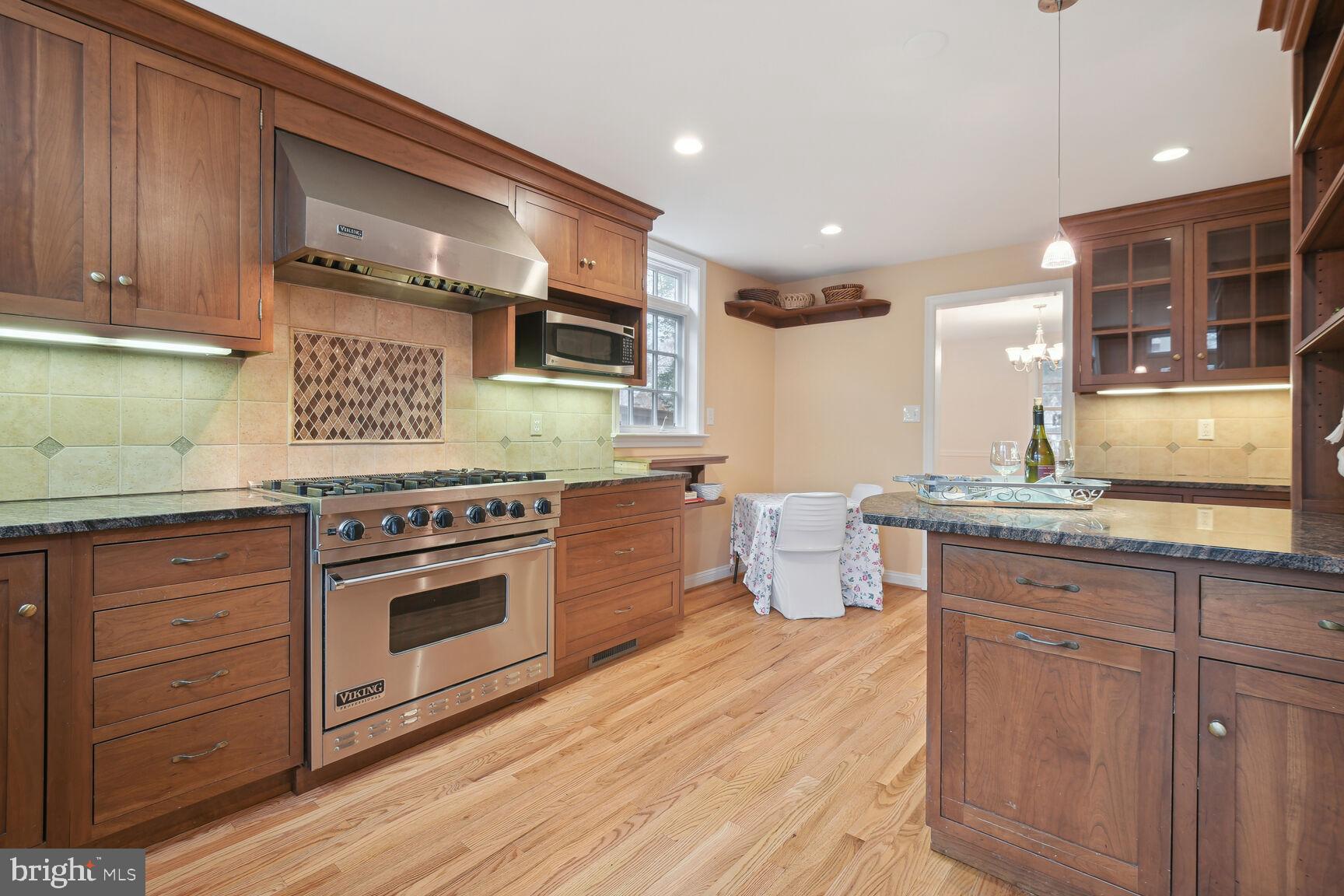 1003 Highland Drive Silver Spring, MD 20910 - Photo 3 of 27 Upscale 6 burner gas Viking stove