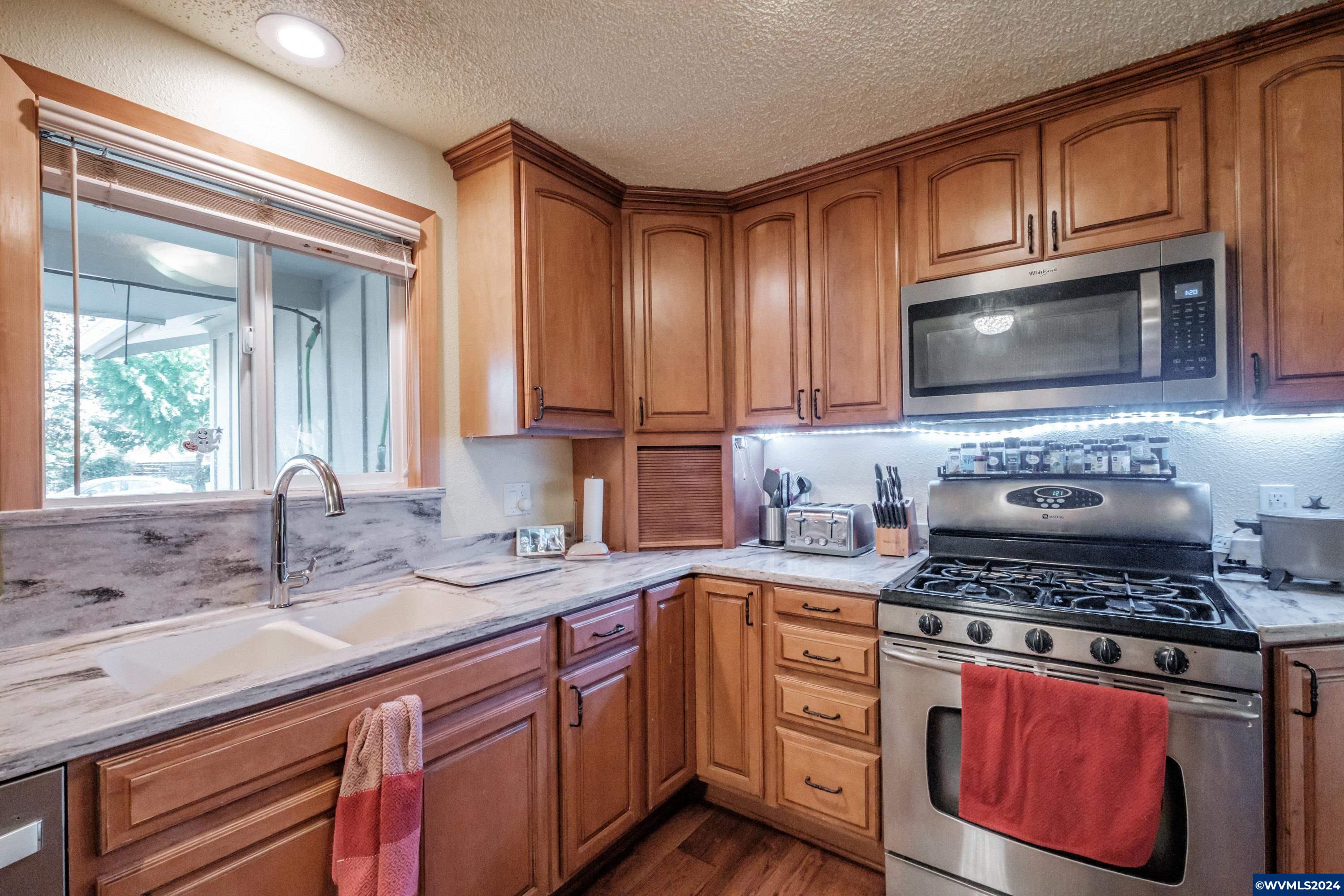 1214 Northeast Springwood Drive Albany, OR 97321 - Photo 11 of 50