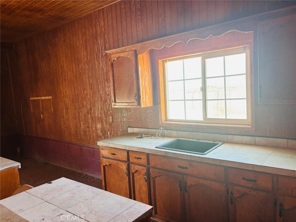 11690 Camp Rock Road Lucerne Valley, CA 92356 - Photo 10 of 33 a bathroom with a sink and a bathtub
