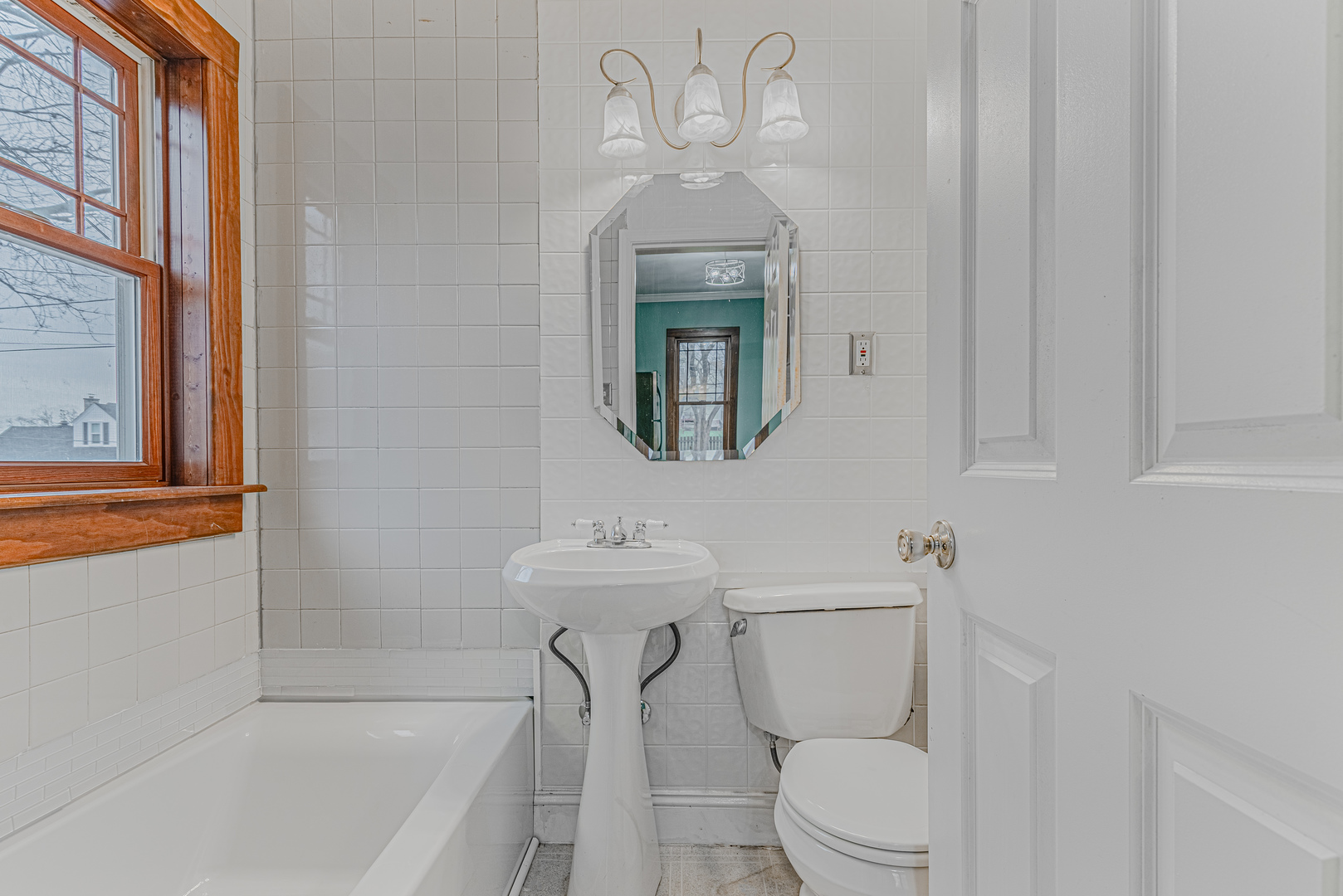 1507 Riverside Drive McHenry, IL 60050 - Photo 20 of 27 a bathroom with a toilet a sink and bathtub