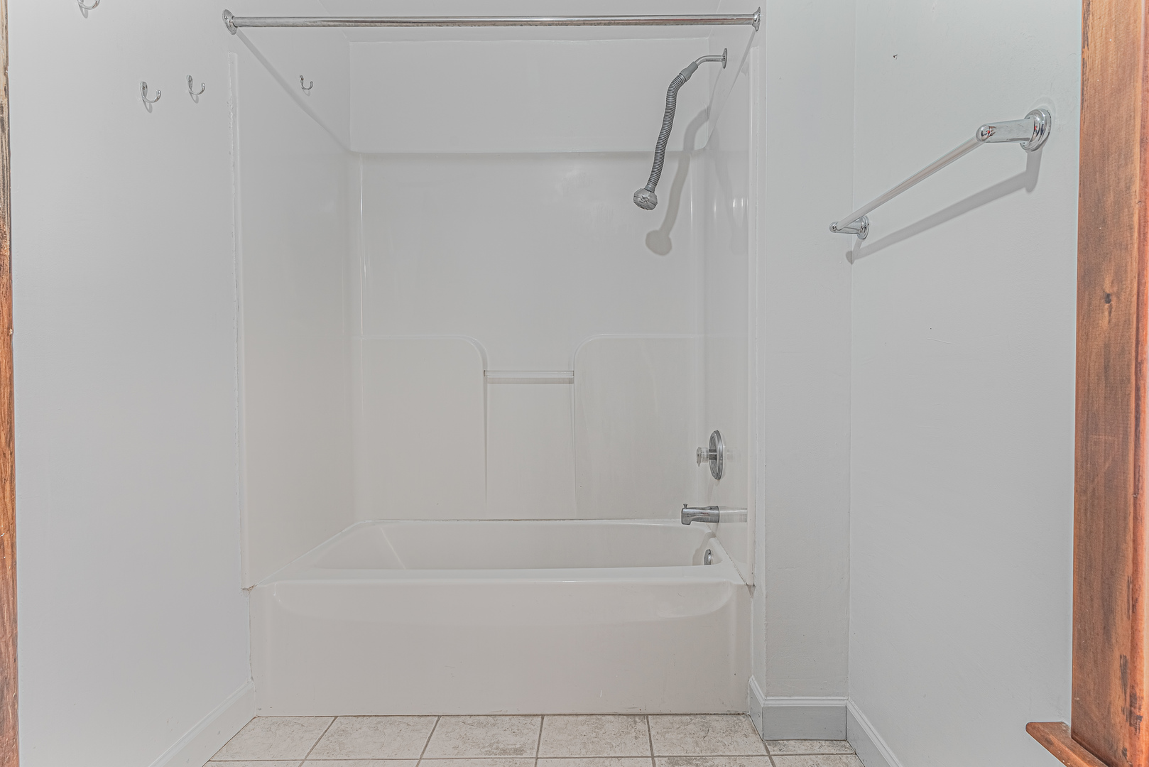 1507 Riverside Drive McHenry, IL 60050 - Photo 22 of 27 a bathroom with a bathtub