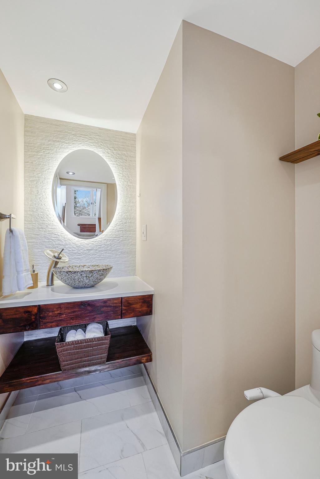 11123 Lakespray Way Reston, VA 20191 - Photo 21 of 47 a room with a table and a mirror