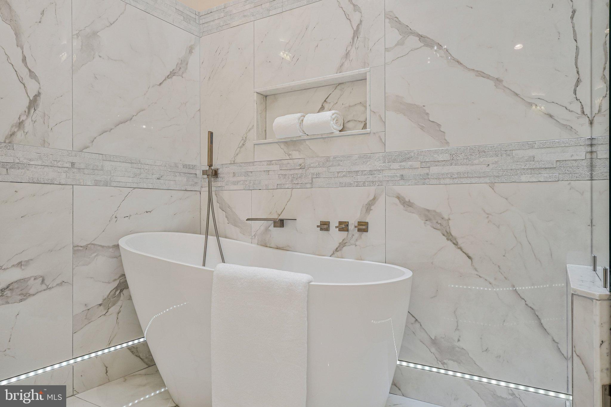 11123 Lakespray Way Reston, VA 20191 - Photo 29 of 47 a bathroom with a sink and bathtub