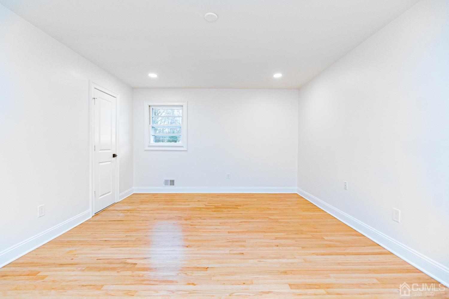 20 Warwick Road Edison, NJ 08820 - Photo 18 of 34 a view of empty room with wooden floor