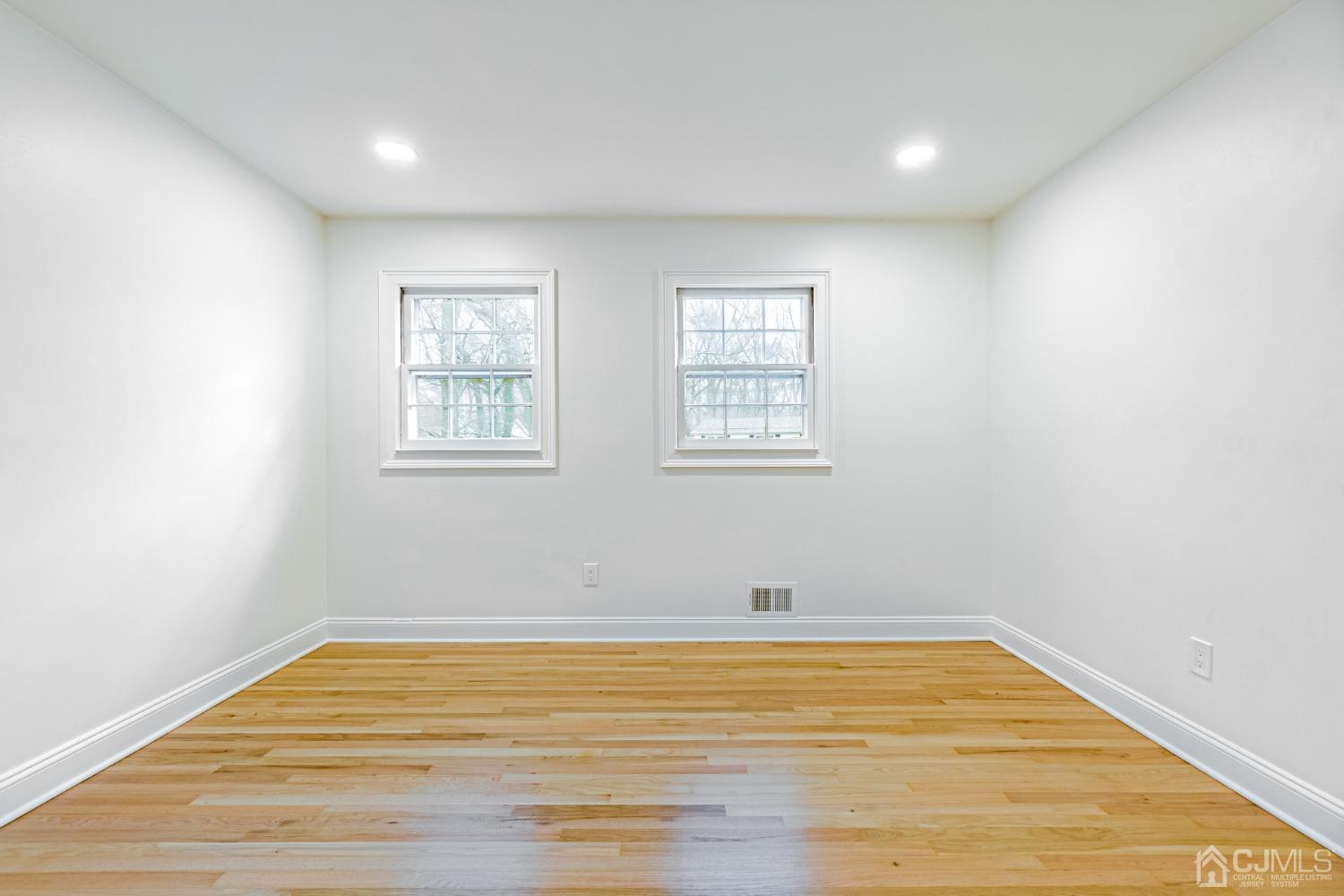20 Warwick Road Edison, NJ 08820 - Photo 23 of 34 an empty room with wooden floor and windows