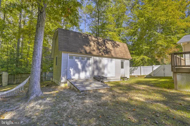 a view of a house with backyard and a tree
