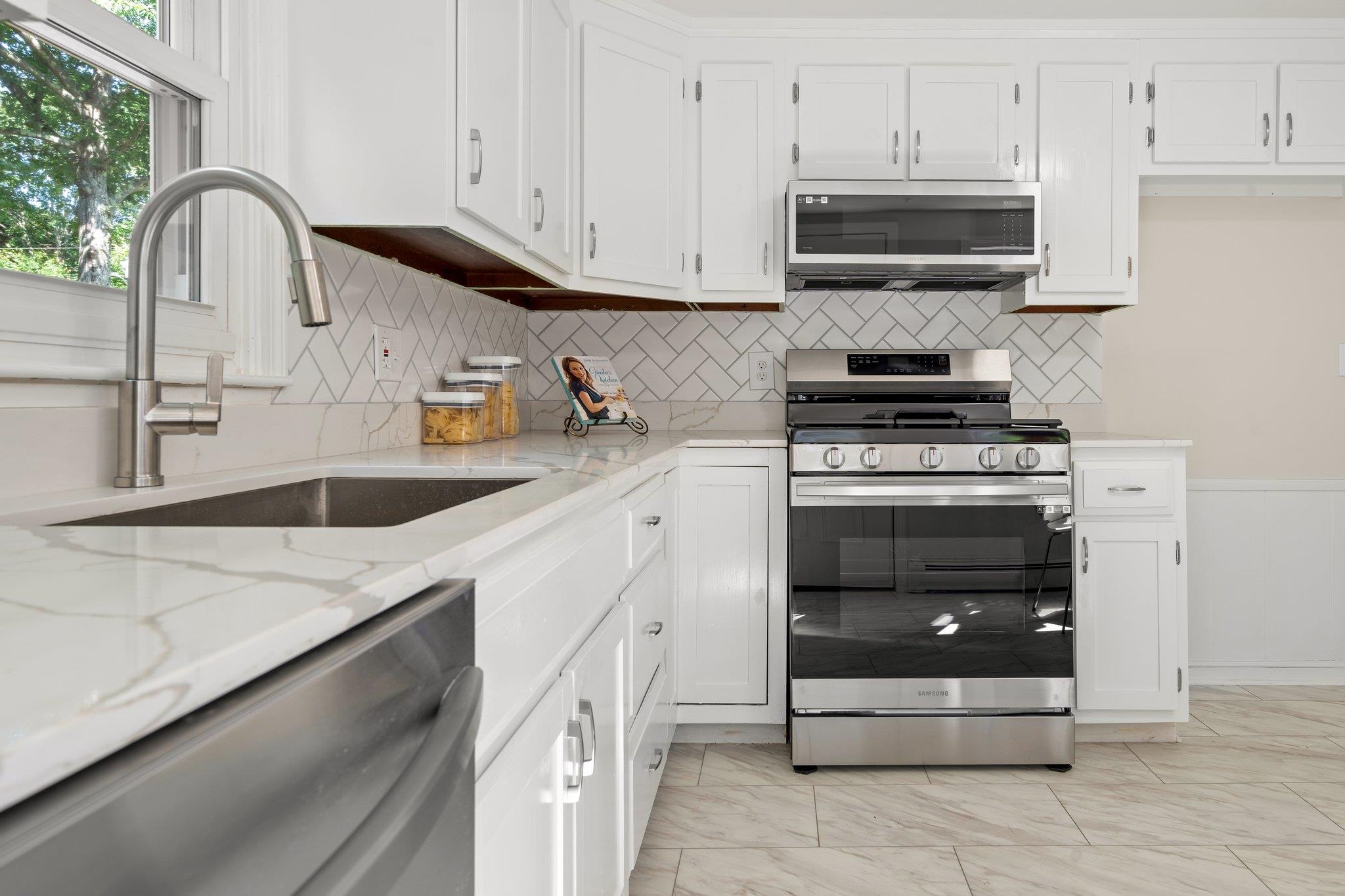 7 Timberlane Road Plaistow, NH 03865 - Photo 8 of 36