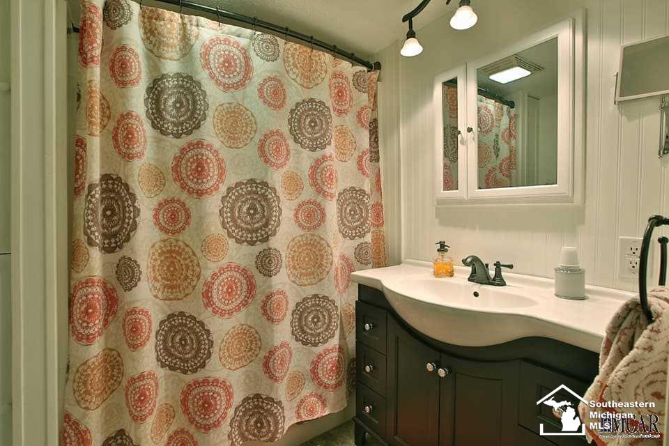 339 West Temperance Road Temperance, MI 48182 - Photo 17 of 20 Full Bath